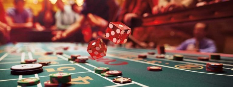 Baccarat live CRI388 kasino dengan dealer cantik dan meja hijau klasik